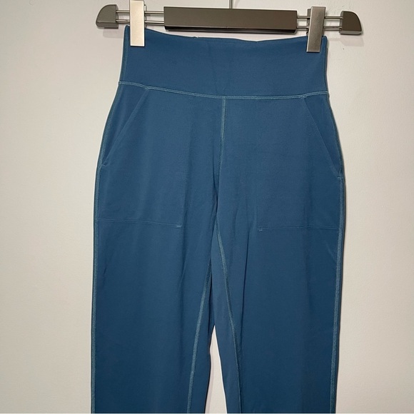 *Sold* Lululemon women’s desert Teal Align jogger leggings 28” in size 4 active - Picture 4 of 12